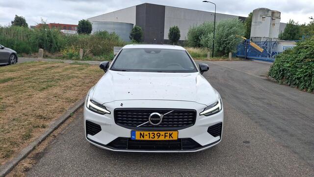 Volvo S60 Recharge T6 AWD R-Design | Trekhaak | 19 Inch Velgen | Power Seats | Harman / Kardon |