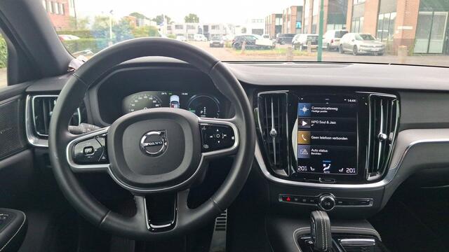Volvo S60 Recharge T6 AWD R-Design | Trekhaak | 19 Inch Velgen | Power Seats | Harman / Kardon |
