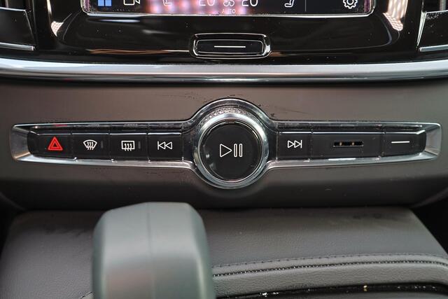 Volvo S90 T8 AWD Ultimate Dark - Schuif/kanteldak - IntelliSafe Assist & Surround - 360º Camera - Harman/Kardon audio - Adaptieve LED koplampen - Verwarmde voorstoelen, stuur & achterbank - Parkeersensoren voor & achter - Elektr. bedienb. voorstoelen met geheugen -