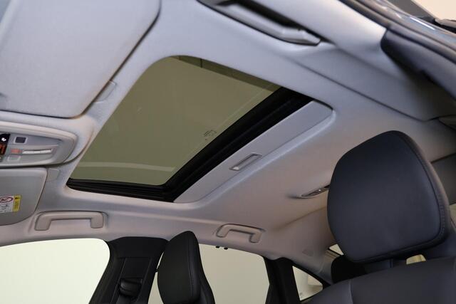Volvo S90 T8 AWD Plus Dark - Schuif/kanteldak - IntelliSafe Assist & Surround - 360º Camera - Harman/Kardon audio - Adaptieve LED koplampen - Verwarmde voorstoelen, stuur & achterbank - Parkeersensoren voor & achter - Elektr. bedienb. voorstoelen met geheugen - Ext