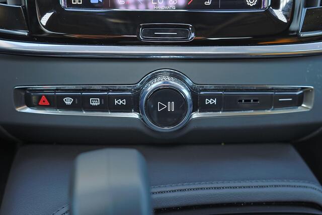 Volvo S90 T8 AWD Plus Dark - Schuif/kanteldak - IntelliSafe Assist & Surround - 360º Camera - Harman/Kardon audio - Adaptieve LED koplampen - Verwarmde voorstoelen, stuur & achterbank - Parkeersensoren voor & achter - Elektr. bedienb. voorstoelen met geheugen - Ext