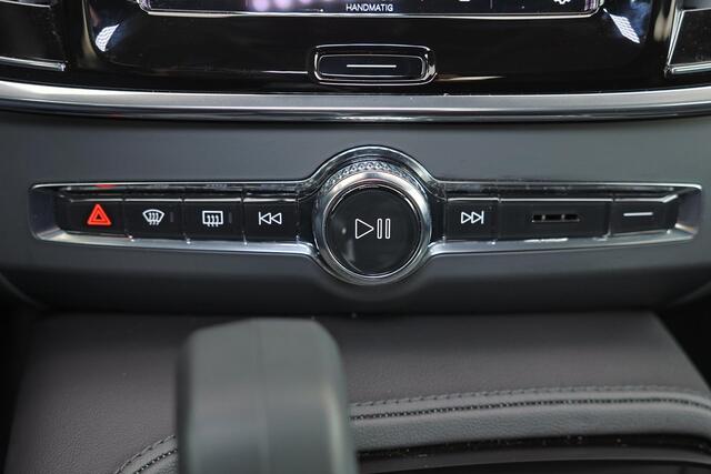 Volvo S90 T8 AWD Core Bright - IntelliSafe Assist & Surround - Harman/Kardon audio - Adaptieve LED koplampen - Parkeercamera achter - Verwarmde voorstoelen, stuur & achterbank - Parkeersensoren voor & achter - Elektr. bedienb. voorstoelen met geheugen - Extra getin