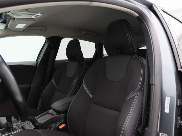 Volvo V40 2.0 T2 Momentum | Trekhaak | Stoel Verwarming | Airco | Navigatiesysteem | Bluetooth | Cruise Controle | 16 Inch