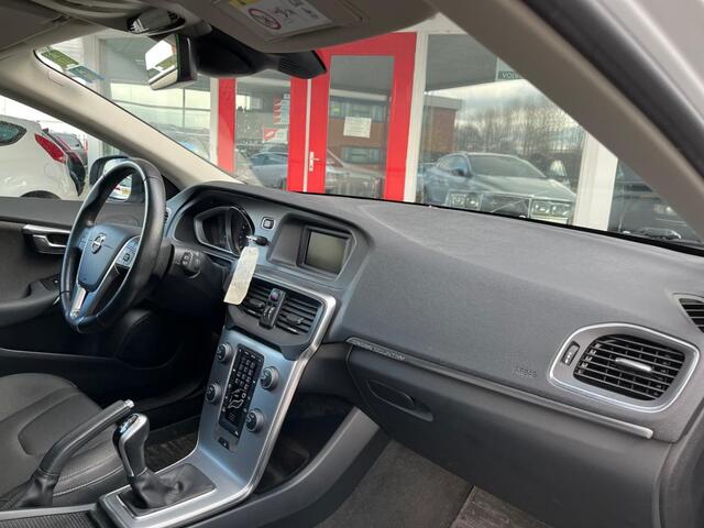 Volvo V40 Cross Country 2.0 T3 Momentum Panorama dak/Led Koplampen