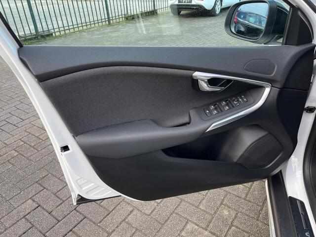 Volvo V40 Cross Country 2.0 T3 Momentum Panorama dak/Led Koplampen