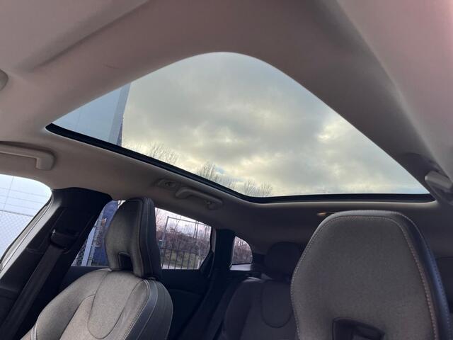 Volvo V40 Cross Country 2.0 T3 Momentum Panorama dak/Led Koplampen