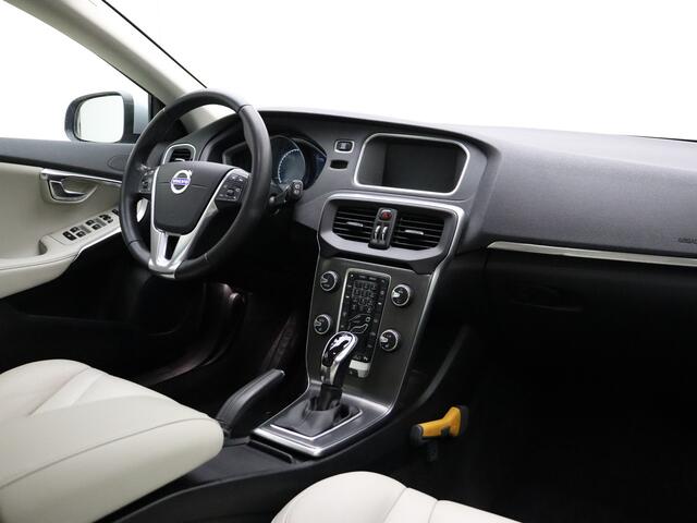 Volvo V40 T5 245PK Summum / Adaptive cruise control / Afneembare trekhaak / Stoelverwarming / Keyless entry / BLIS / Lederen bekleding /