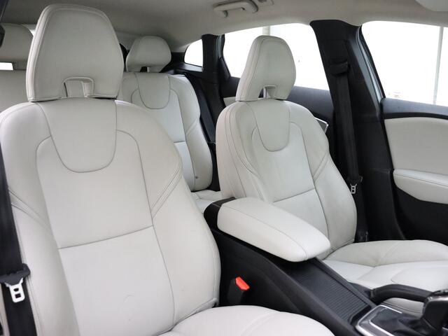 Volvo V40 T5 245PK Summum / Adaptive cruise control / Afneembare trekhaak / Stoelverwarming / Keyless entry / BLIS / Lederen bekleding /