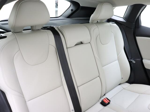 Volvo V40 T5 245PK Summum / Adaptive cruise control / Afneembare trekhaak / Stoelverwarming / Keyless entry / BLIS / Lederen bekleding /