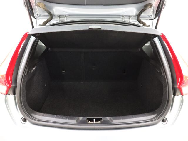 Volvo V40 T5 245PK Summum / Adaptive cruise control / Afneembare trekhaak / Stoelverwarming / Keyless entry / BLIS / Lederen bekleding /