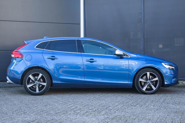 Volvo V40 T3 Automaat Polar+ Sport | Panoramadak| Alarmklasse 3| Premium Audio|Parkeer Camera|Keyless Entry| Verwarmbare Voorstoelen.