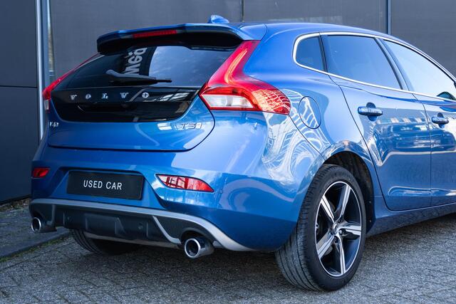 Volvo V40 T3 Automaat Polar+ Sport | Panoramadak| Alarmklasse 3| Premium Audio|Parkeer Camera|Keyless Entry| Verwarmbare Voorstoelen.