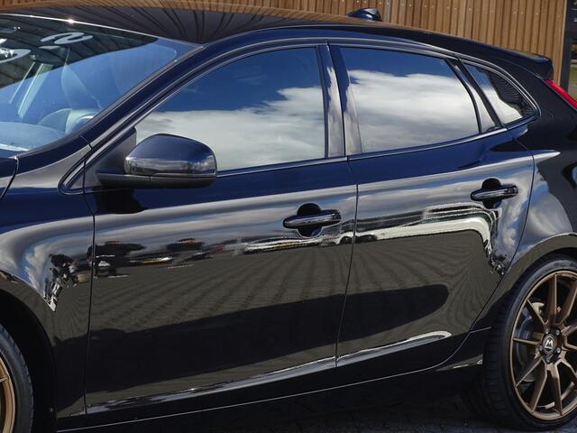 Volvo V40 2.0 T4 250PK Sport / R-Design / LED