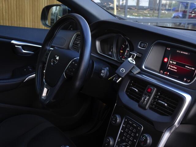 Volvo V40 2.0 T4 250PK Sport / R-Design / LED