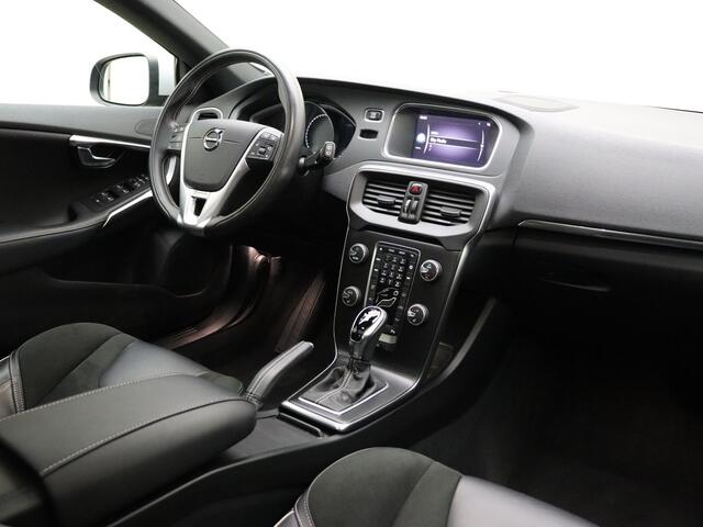 Volvo V40 T3 153pk Polar+ Sport / Panorama dak / H&K Audio / Camera achter / Stoelverwarming / Keyless entry / Navigatiesysteem /