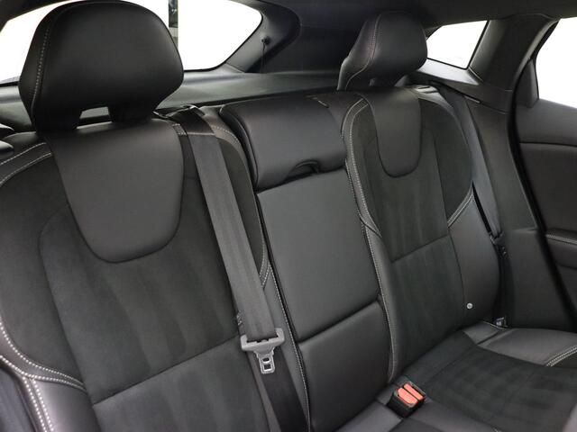 Volvo V40 T3 153pk Polar+ Sport / Panorama dak / H&K Audio / Camera achter / Stoelverwarming / Keyless entry / Navigatiesysteem /