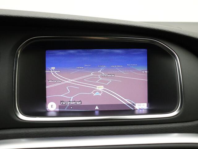 Volvo V40 T3 153pk Polar+ Sport / Panorama dak / H&K Audio / Camera achter / Stoelverwarming / Keyless entry / Navigatiesysteem /