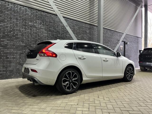 Volvo V40 2.0 T2 R-Design | Camera | Stoelverwarming | 17 Inch | Getint Glas | Trekhaak