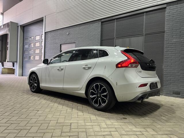 Volvo V40 2.0 T2 R-Design | Camera | Stoelverwarming | 17 Inch | Getint Glas | Trekhaak