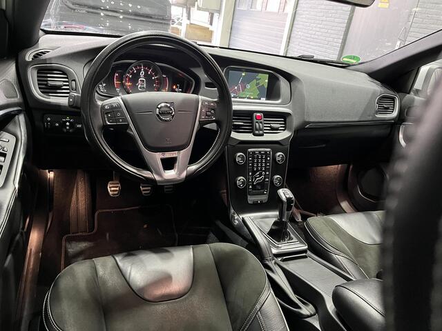 Volvo V40 2.0 T2 R-Design | Camera | Stoelverwarming | 17 Inch | Getint Glas | Trekhaak