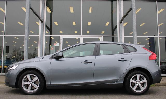 Volvo V40 1.5 T3 Momentum | Standkachel | Trekhaak | Parkeersensoren achter | Verw. Voorstoelen