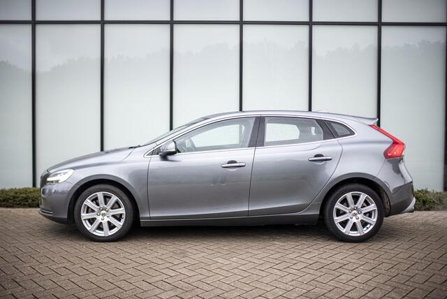 Volvo V40 1.5 T3 Inscription | Trekhaak | Lederen bekleding | Cruise Control | Parkeersensoren | LED | 17" | Climate Control |