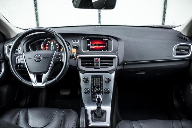 Volvo V40 1.5 T3 Inscription | Trekhaak | Lederen bekleding | Cruise Control | Parkeersensoren | LED | 17" | Climate Control |
