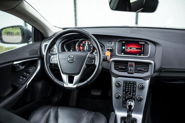 Volvo V40 1.5 T3 Inscription | Trekhaak | Lederen bekleding | Cruise Control | Parkeersensoren | LED | 17" | Climate Control |