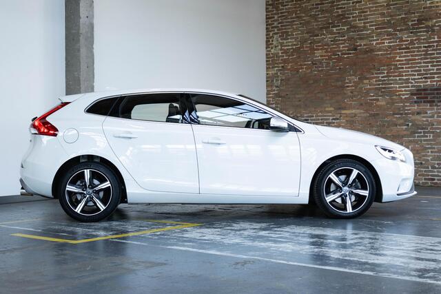 Volvo V40 T2 R-Design | Parkeercamera | Parkeersensoren voor + achter | Climate control | Cruise Control | Stoelverwarming | Verwarmbare voorruit | Dealer onderhouden |