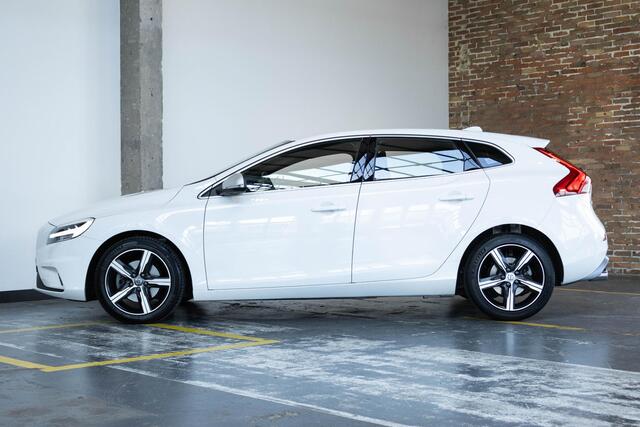 Volvo V40 T2 R-Design | Parkeercamera | Parkeersensoren voor + achter | Climate control | Cruise Control | Stoelverwarming | Verwarmbare voorruit | Dealer onderhouden |