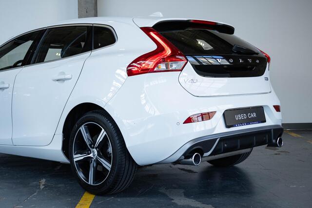 Volvo V40 T2 R-Design | Parkeercamera | Parkeersensoren voor + achter | Climate control | Cruise Control | Stoelverwarming | Verwarmbare voorruit | Dealer onderhouden |