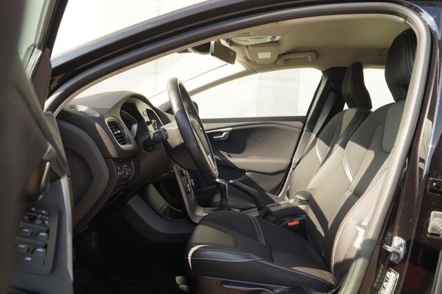 Volvo V40 2.0 D2 120pk Momentum -NAVI-ECC-PDC-TREKHAAK-
