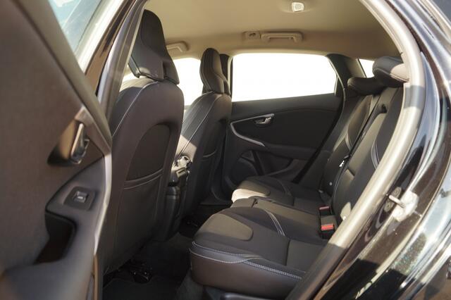 Volvo V40 2.0 D2 120pk Momentum -NAVI-ECC-PDC-TREKHAAK-