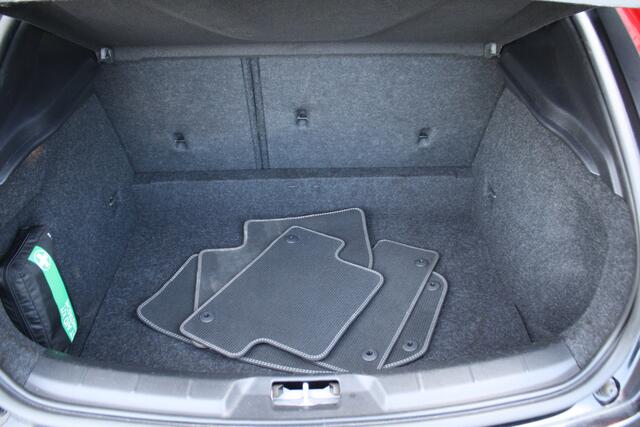 Volvo V40 1.5 T3 Polar+ Sport R-DESIGN - NAVIGATIE - PANORAMADAK - PDC - STOELVERWARMING