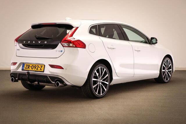 Volvo V40 1.5 T3 Polar+ Sport | PANORAMADAK | STANDKACHEL | TREKHAAK | 18"
