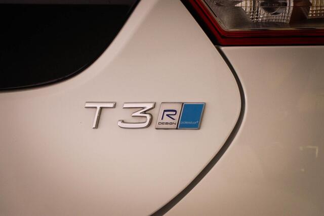 Volvo V40 1.5 T3 Polar+ Sport | PANORAMADAK | STANDKACHEL | TREKHAAK | 18"