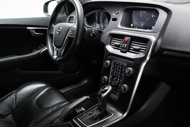 Volvo V40 1.5 T3 Polar+ Sport | PANORAMADAK | STANDKACHEL | TREKHAAK | 18"