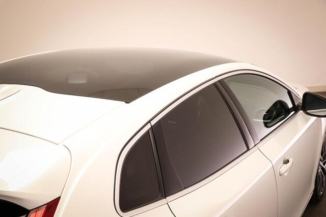 Volvo V40 1.5 T3 Polar+ Sport | PANORAMADAK | STANDKACHEL | TREKHAAK | 18"