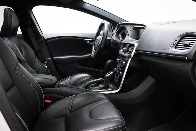 Volvo V40 1.5 T3 Polar+ Sport | PANORAMADAK | STANDKACHEL | TREKHAAK | 18"