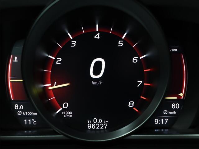 Volvo V40 T3 Automaat Polar+ Sport R-Design / Afneembare Trekhaak/ Standkachel / Panoramadak / 19" velgen / Harman Kardon / Verwarmbare Voorstoelen / Getint Glas /