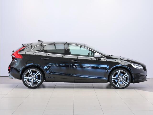 Volvo V40 T3 Automaat Polar+ Sport R-Design / Afneembare Trekhaak/ Standkachel / Panoramadak / 19" velgen / Harman Kardon / Verwarmbare Voorstoelen / Getint Glas /