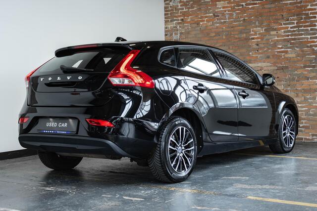 Volvo V40 T2 Automaat Momentum | Stoelverwarming | Parkeersensoren voor + achter | High performance audio | Navigatie systeem | Climate control | Parkeercamera | Dealeronderhouden | Verwarmbare voorruit |