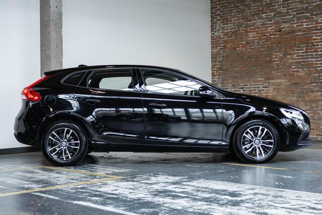 Volvo V40 T2 Automaat Momentum | Stoelverwarming | Parkeersensoren voor + achter | High performance audio | Navigatie systeem | Climate control | Parkeercamera | Dealeronderhouden | Verwarmbare voorruit |
