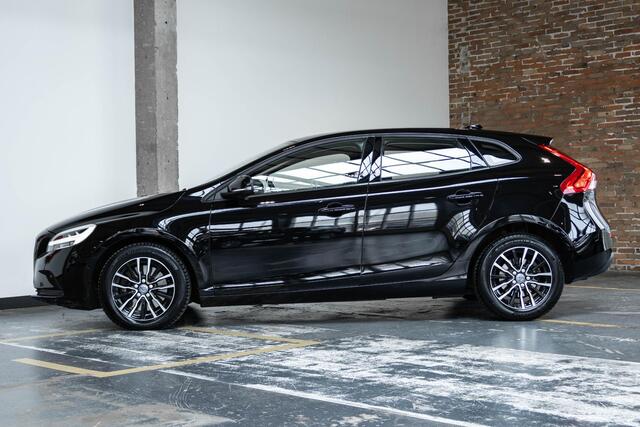 Volvo V40 T2 Automaat Momentum | Stoelverwarming | Parkeersensoren voor + achter | High performance audio | Navigatie systeem | Climate control | Parkeercamera | Dealeronderhouden | Verwarmbare voorruit |