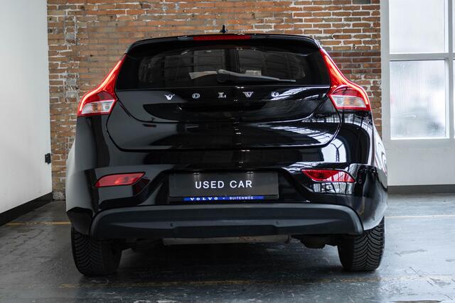 Volvo V40 T2 Automaat Momentum | Stoelverwarming | Parkeersensoren voor + achter | High performance audio | Navigatie systeem | Climate control | Parkeercamera | Dealeronderhouden | Verwarmbare voorruit |