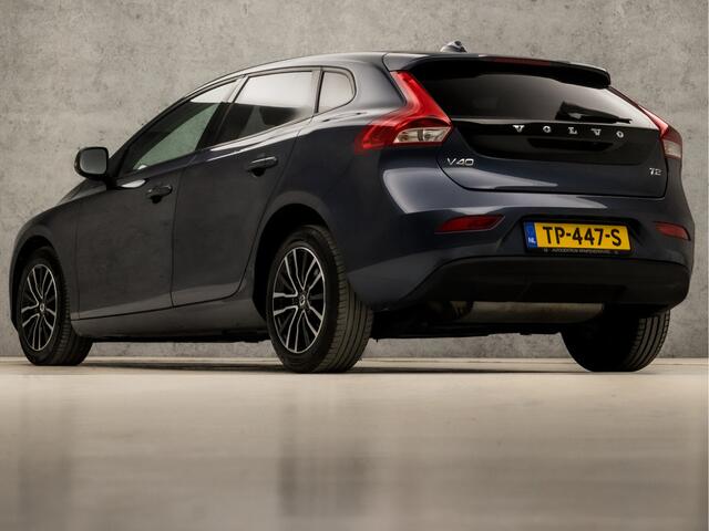 Volvo V40 1.5 T2 Sport Automaat (PANORAMADAK, NAVIGATIE, CAMERA, GETINT GLAS, STOELVERWARMING, SPORTSTOELEN, KEYLESS, LED KOPLAMPEN, PARKEERSENSOREN, NIEUWSTAAT)