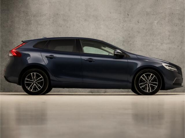 Volvo V40 1.5 T2 Sport Automaat (PANORAMADAK, NAVIGATIE, CAMERA, GETINT GLAS, STOELVERWARMING, SPORTSTOELEN, KEYLESS, LED KOPLAMPEN, PARKEERSENSOREN, NIEUWSTAAT)