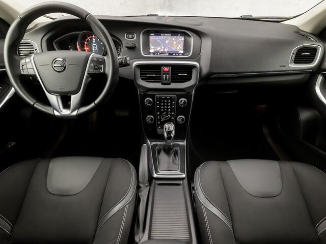 Volvo V40 1.5 T2 Sport Automaat (PANORAMADAK, NAVIGATIE, CAMERA, GETINT GLAS, STOELVERWARMING, SPORTSTOELEN, KEYLESS, LED KOPLAMPEN, PARKEERSENSOREN, NIEUWSTAAT)