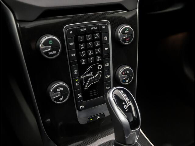 Volvo V40 1.5 T2 Sport Automaat (PANORAMADAK, NAVIGATIE, CAMERA, GETINT GLAS, STOELVERWARMING, SPORTSTOELEN, KEYLESS, LED KOPLAMPEN, PARKEERSENSOREN, NIEUWSTAAT)