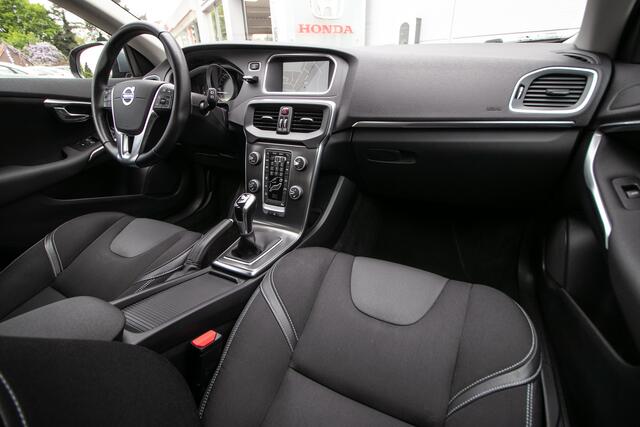 Volvo V40 2.0 T3 Momentum All-in rijklaarprijs | Nav | Stoelverw. | Afn. trekhaak | 17"